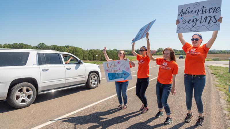 Students welcome freshman on campus