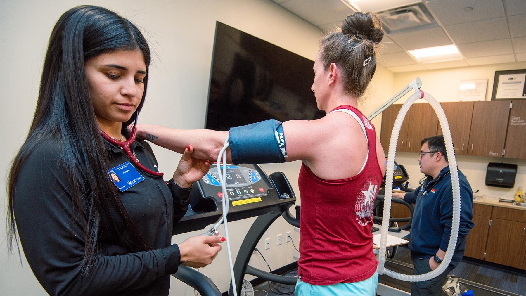 Students in the exercise science pro bono clinic.